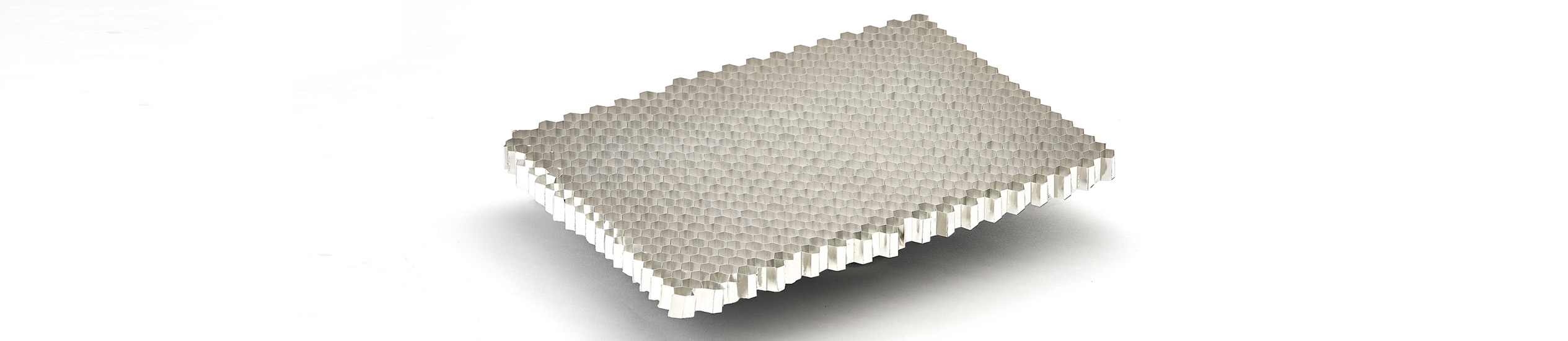The aluminum honeycomb is a hexagonal core product similar to a bee cell. It is light, resistant to compression and cuts, has excellent fire reaction (incombust